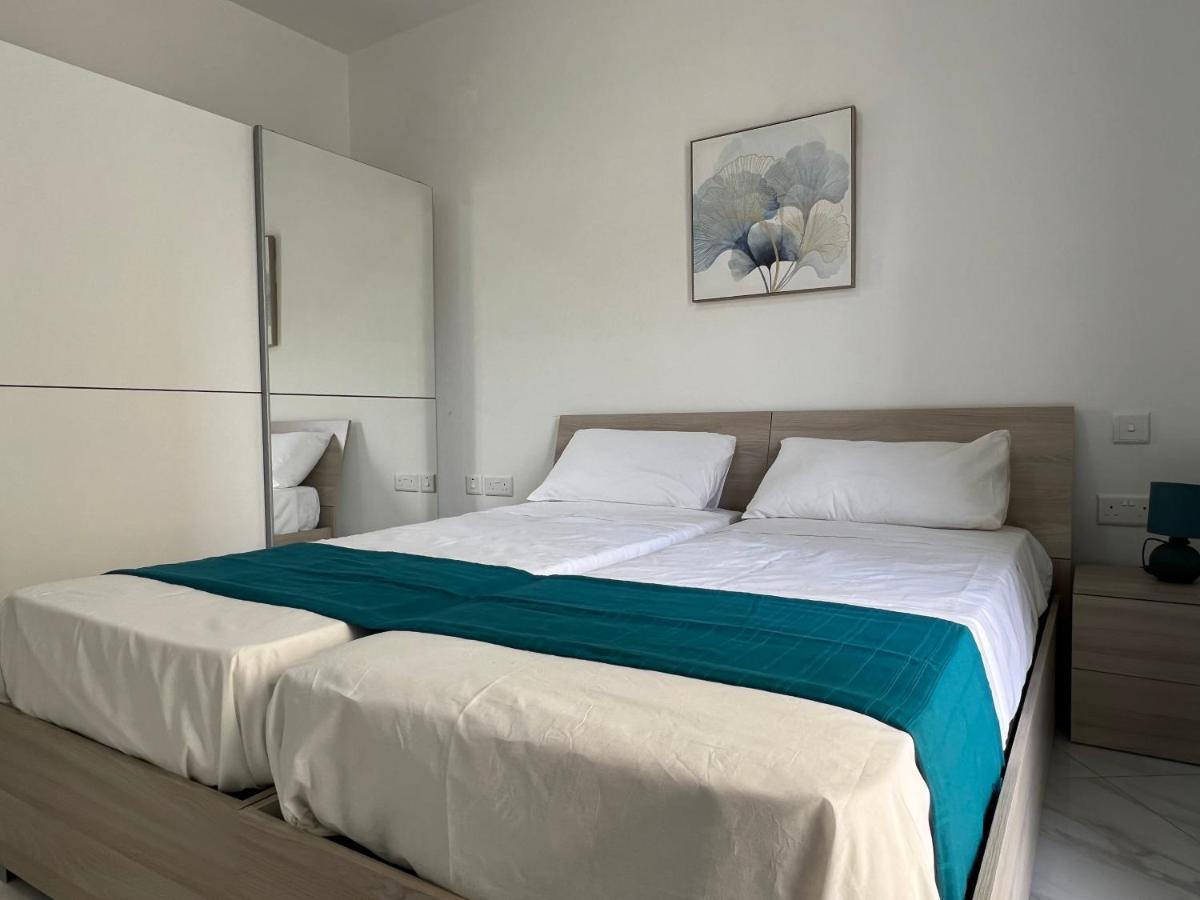 Condo With Patio Overlooking Piazza Gzira Luaran gambar