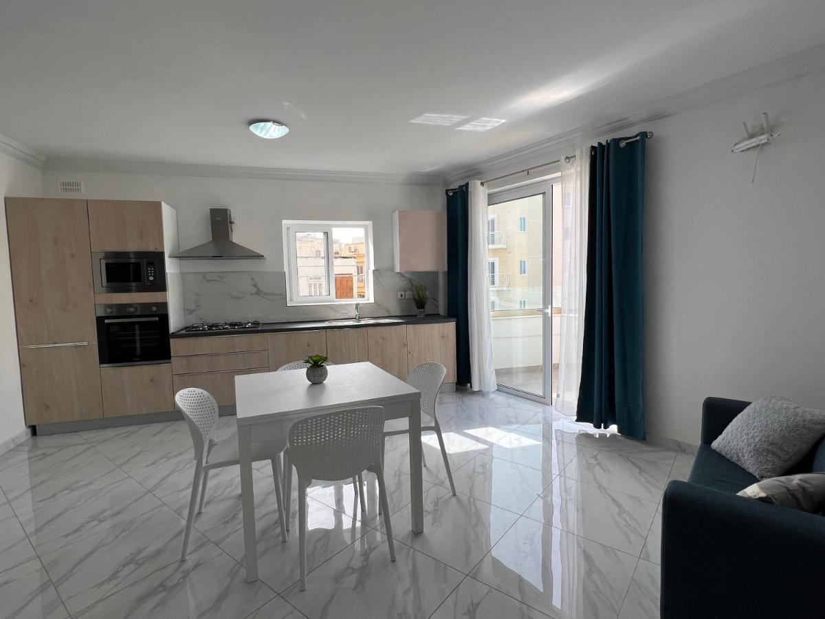 Condo With Patio Overlooking Piazza Gzira Luaran gambar