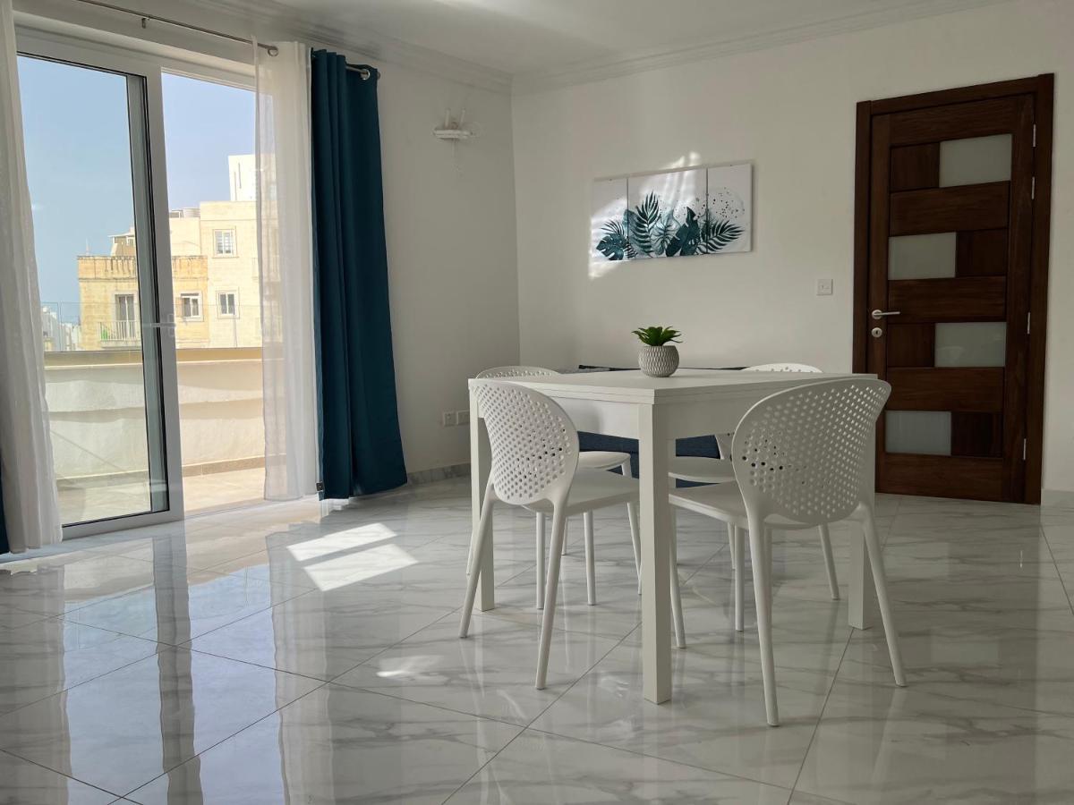 Condo With Patio Overlooking Piazza Gzira Luaran gambar
