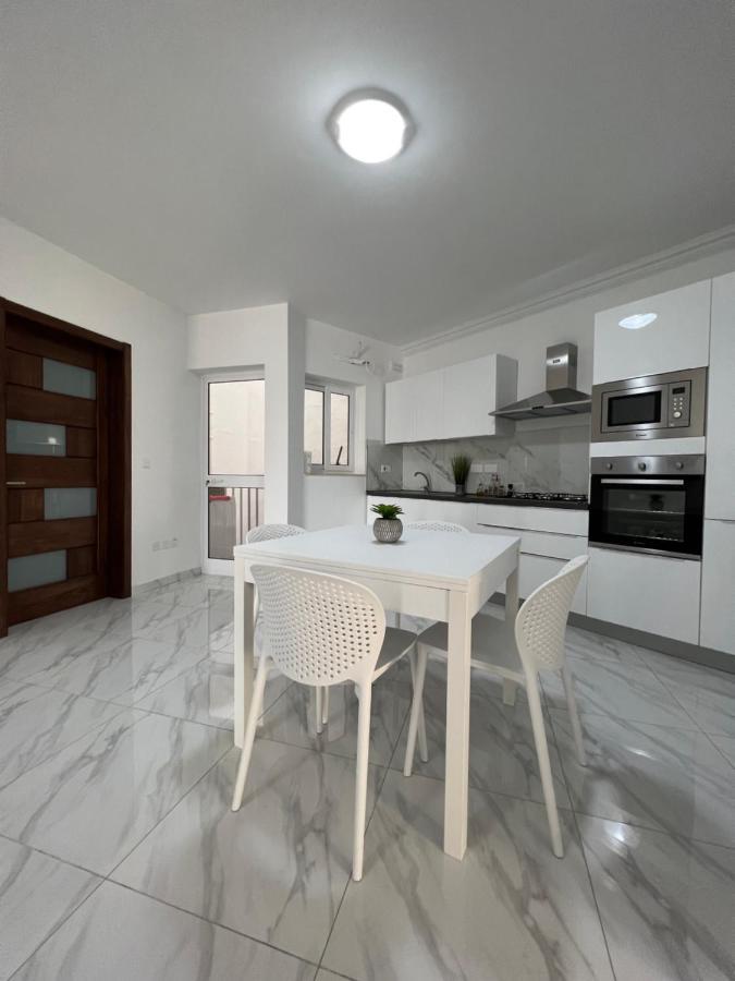 Condo With Patio Overlooking Piazza Gzira Luaran gambar