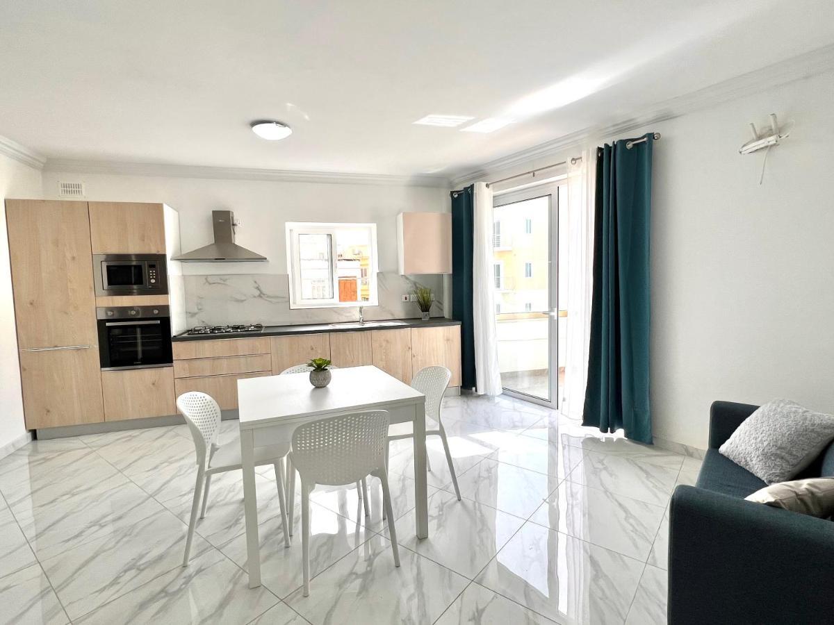 Condo With Patio Overlooking Piazza Gzira Luaran gambar