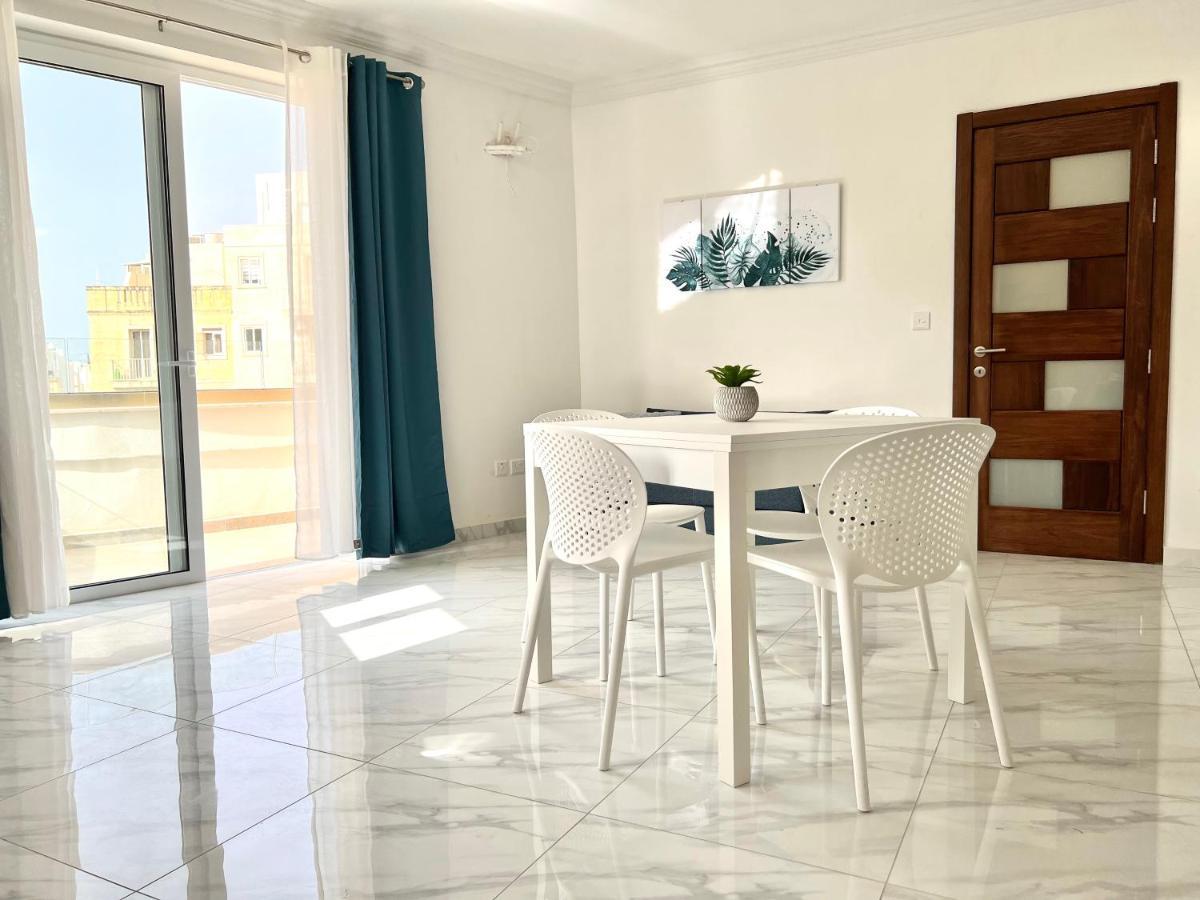 Condo With Patio Overlooking Piazza Gzira Luaran gambar