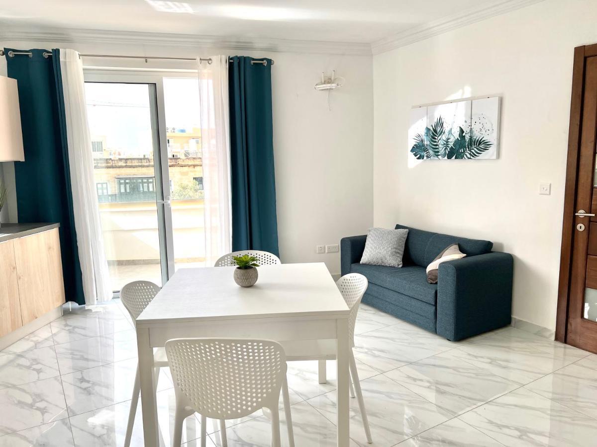 Condo With Patio Overlooking Piazza Gzira Luaran gambar