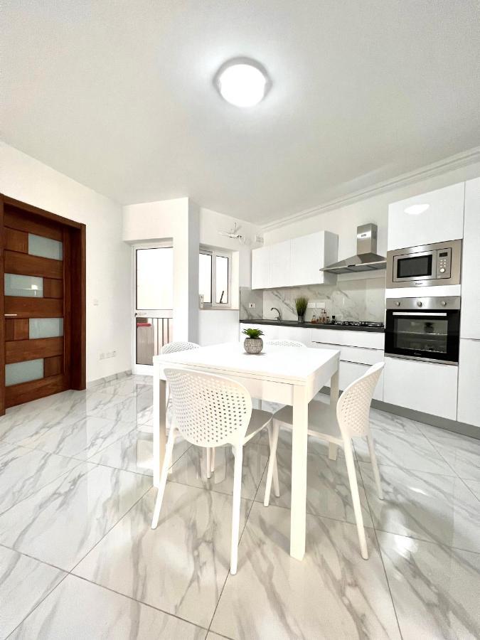 Condo With Patio Overlooking Piazza Gzira Luaran gambar